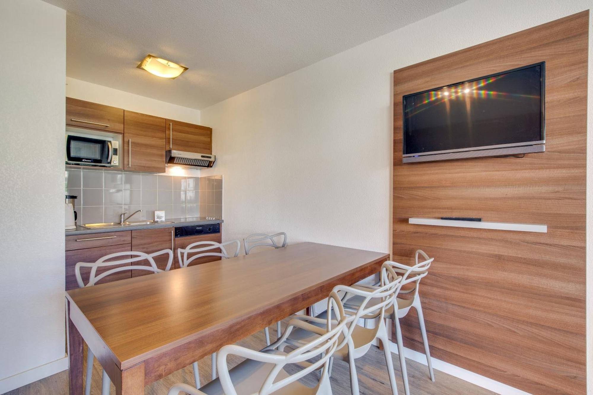 Two-Bedroom Apartment Balcony,1215188239:JPEG